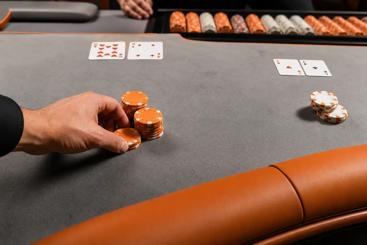Blackjack asztal chipekkel és lapokkal